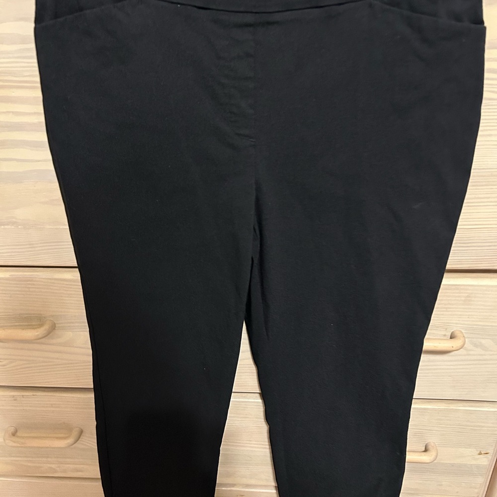 Liz Claiborne Black cropped pant